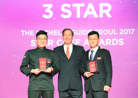 ▲ 7일 진행된 ‘미쉐린 가이드 서울 2017 공식 발간’ 기자간담회에서 대한민국 최초의 3스타에 선정된 가온 김병진 셰프와 라연 김성일 셰프가 미쉐린 가이드 사업부 인터내셔널 디렉터 마이클 엘리스(Michael Ellis)와 기념촬영을 하고 있다. ⓒ미쉐린코리아