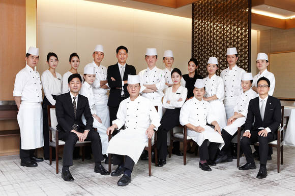 ▲ 신라호텔 한식당 '라연' 직원 단체 사진. ⓒ신라호텔