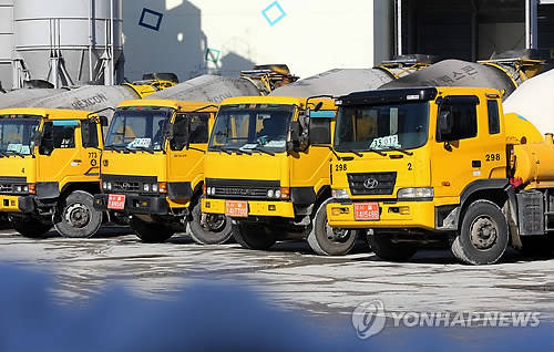 ▲ 경기 안양시 소재 한 레미콘 공장에 레미콘 차량들이 줄지어 멈춰서 있다. ⓒ연합뉴스