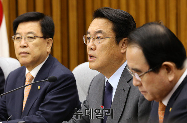 ▲ 새누리당 정진석 원내대표(자료사진)가 8일 원내대책회의에서 이정현 대표 퇴진론에 공개적으로 가세했다. 사진 왼쪽은 정진석 원내대표가 발언하는 모습을 지켜보고 있는 김광림 정책위의장. ⓒ뉴데일리 이종현 기자