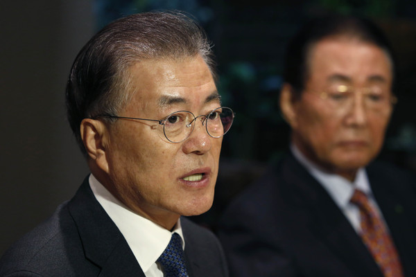 ▲ 문재인 더불어민주당 전 대표가 8일 오후 서울 여의도 한 음식점에서 정치 원로들과 간담회를 하고 있다.=문 전 대표측 제공