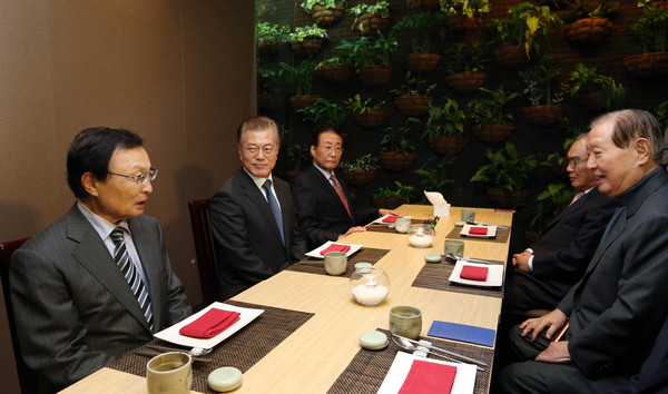 ▲ 문재인 전 대표가 8일 서울 영등포구 여의도 한 한식당에서 원로들과 회동을 갖고 있다. 왼쪽부터 시계방향 이해찬 전 총리, 문 전 대표, 고건 전 총리, 김원기 전 국회의장, 임채정 전 국회의장.=문 전 대표측 제공