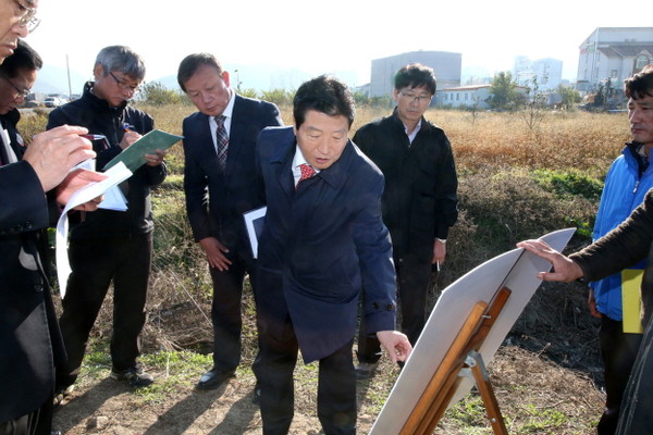 ▲ 안상수 창원시장이 8일 오후 북면 오수 무단방류 현장을 방문해 관련 공무원들에게 대책마련을 지시하고 있는 모습.ⓒ창원시 제공