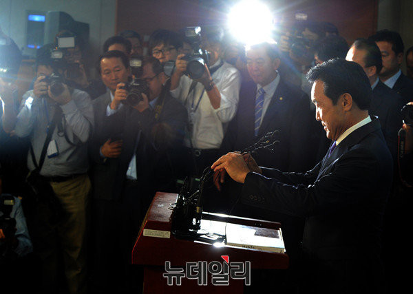 ▲ 손학규 전 더불어민주당 대표가 지난달 20일 국회 정론관에서 정계복귀 선언을 하고 있다. ⓒ뉴데일리 이종현 기자