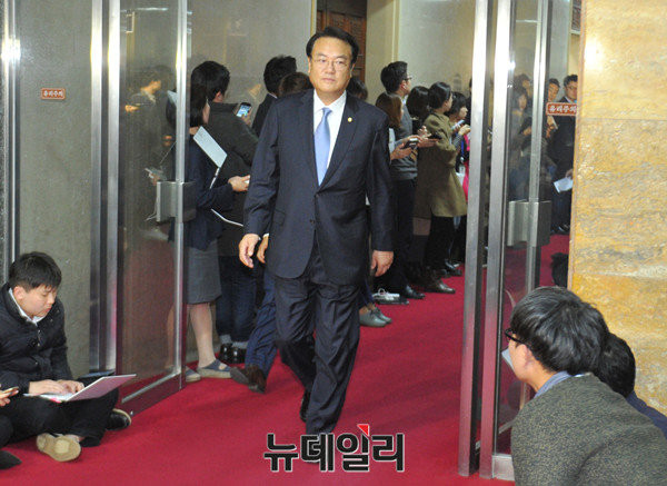 ▲ 새누리당 정진석 원내대표가 8일 회동을 마치고 나오는 모습. 정 원내대표는 "두 야당의 입장이 정리가 되지 않았다"고 말했다. ⓒ뉴데일리 이종현 기자