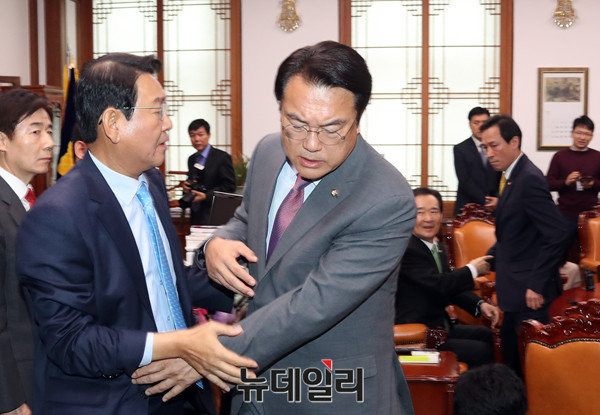 ▲ 새누리당 정진석 원내대표가 지난 달 31일, 국회의장-3당 원내대표 회동에서 자리를 박차는 모습. 뒤에서 더불어민주당 우상호 원내대표(오른쪽)가 노려보고 있다. ⓒ뉴데일리 이종현 기자