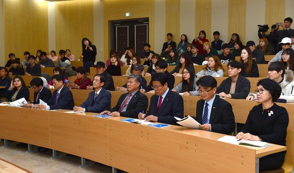 ▲ 세미나에 참석한 이근규 시장, 김정문 의장, 사회복지사 등이 복지자원 활성화 강의를 듣고 있다.ⓒ제천시