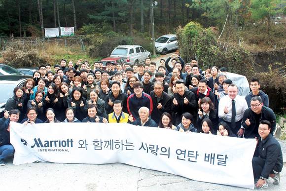▲ 메리어트 인터내셔널과 함께하는 사랑의 연탄 배달 현장. ⓒ메리어트 인터내셔널