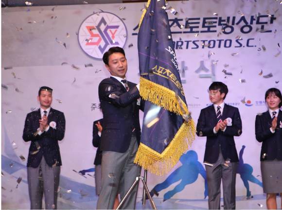 ▲ 이규혁 스포츠토토 감독이  창단식에서 깃발을 휘두르고 있다ⓒ케이토토