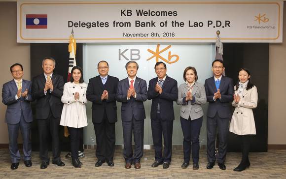 ▲ 라오스 중앙은행 쏜사이 부총재(왼쪽 여섯 번째) 일행이 KB금융지주의 IT기술 체험을 위해 8일 국민은행 IT센터를 방문했다.ⓒKB금융지주