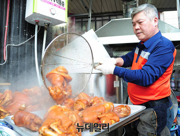 ▲ 5시간 동안 삶아낸 족발은 시장 밖에서도 고소한 냄새가 난다 ⓒ 뉴데일리 공준표