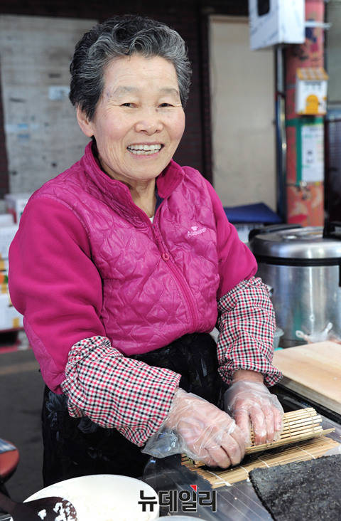 ▲ '원조초량김밥' 이매희 사장(76세) ⓒ 뉴데일리 공준표