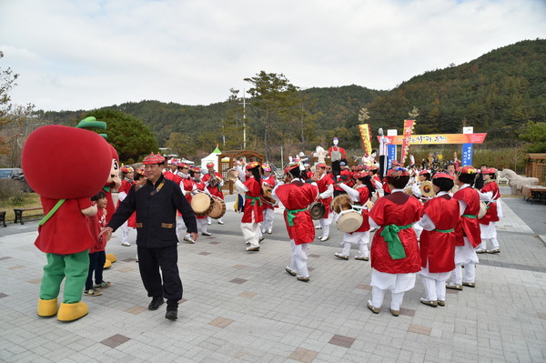 ▲ ‘제12회 청송사과축제’가 20여만명의 국내외 관광객이 행사장을 찾으면서 마무리됐다. 사진은 폐막 행사 모습.ⓒ청송군 제공