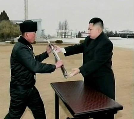 ▲ 최근 김정은이 군부대를 잇따라 방문하고 있어 눈길을 끈다. 북한에서는 김씨 일가가 군부대를 방문하면 사진처럼 자동소총과 쌍안경 등을 선물로 해당 부대에 준다고 한다. ⓒ北선전매체 화면캡쳐