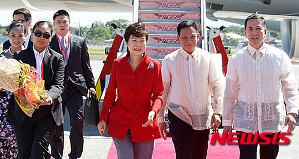 ▲ 2015년 11월 필리핀 마닐라에서 열린 APEC 정상회의에 참석한 박근혜 대통령의 모습. 올해 페루 리마에서 열리는 APEC 정상회의에는 불참할 것이라고 한다. ⓒ뉴시스. 무단전재 및 재배포 금지.