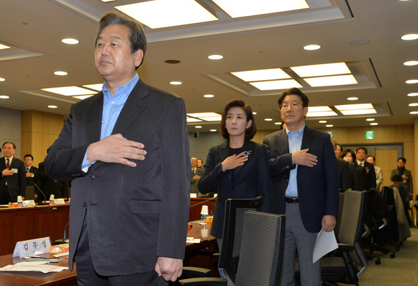 ▲ 새누리당 김무성 전 대표가 국가전략 포럼에 참석해 국기에 대한 경례를 하는 모습. 뒤로 나경원 의원(왼쪽), 권성동 의원(오른쪽)이 보인다.ⓒ뉴시스 DB