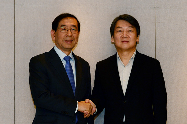 ▲ 박원순 서울시장과 안철수 국민의당 전 상임공동대표가 9일 오전 서울 중구 프레스센터에서 회동을 갖고 악수를 나누고 있다. ⓒ뉴시스 사진DB