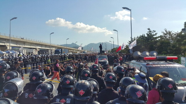 ▲ 지난 10월17일 부산신항 앞에서 화물연대 조합원들이 시위를 벌이고 있는 모습.ⓒ부산경찰청 제공