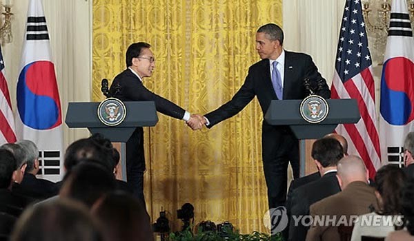 ▲ 2011년 11월 미국을 찾은 이명박 당시 대통령은 오바마 대통령과 한미FTA 국회 인준에 대해 논의했다. 한미FTA는 결과적으로 한국에게 큰 이익을 줬다. ⓒ연합뉴스. 무단전재 및 재배포 금지.