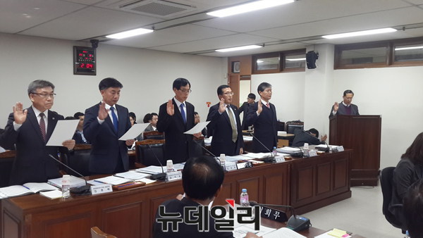 ▲ 충북경제자유규역청 직원들이 9일 충북도의회 산경위 행정사무감사에 앞서 선서를 하고 있다.ⓒ김종혁 기자