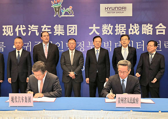▲ (뒷줄 왼쪽부터) 현대차 중국지원사업부 담도굉 부사장, 시스코 척 로빈스 CEO, 현대차 정의선 부회장, 구이저우성 천민얼 서기, 구이저우성 쑨즈강(孫志剛) 성장, 친루페이(秦如培) 상무 부성장 (앞줄 왼쪽부터) 현대차 연구개발본부 양웅철 부회장, 구이저우성 루용정(卢雍政) 부성장.ⓒ현대차