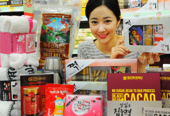 ▲ 9일 홈플러스 강서점에서 모델이 수능 응원 용품을 선보이고 있다. ⓒ홈플러스