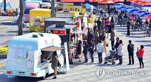 ▲ 경기도는 수원시와 협력해 전국 최초로 수원남문시장에 '청년창업 푸드트럭 존(Zone)'을 조성하고 내년 1월부터 푸드트럭 18대를 운영한다. ⓒ 연합뉴스