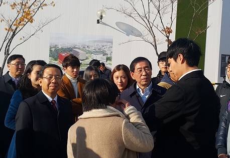 ▲ 서울 동대문구 서울시립대학교에서 9일 진행된 '소통간담회'에 참석한 박원순 서울시장이 시립대생과 대화를 나누고 있다. ⓒ뉴데일리경제