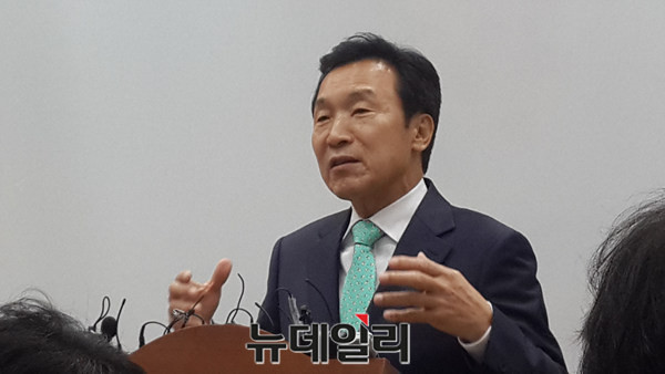 ▲ 손학규 전 민주당 대표가 9일 충북도청에서 기자회견을 하고 있다.ⓒ김종혁 기자