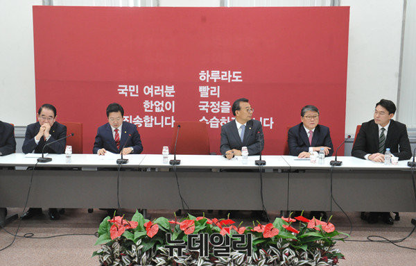 ▲ 새누리당 최고위원회의 모습. 새누리당 이정현 대표는 10일 문재인 전 대표가 구상하고 있는 거국중립내각이 헌법에 맞지 않는다고 비판했다. ⓒ뉴데일리 이종현 기자