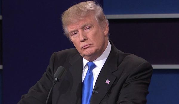 ▲ 한국 사회는 지난 9일 도널드 트럼프가 제45대 美대통령에 당선되자 뒤늦게 '인맥'을 찾느라 부산하다. 하지만 그들이 인맥을 통해 트럼프를 만난다고 해도 그에 대해 모르면 '냉정한 비즈니스맨' 출신 대통령이 이런 표정을 짓는 모습만 봐야 할 것이다. 사진은 지난 9월 한국 언론들이 "트럼프는 유세, 연설 때면 5분마다 1번씩 거짓말을 한다"는 親힐러리 매체의 주장을 인용했을 때 보도화면. ⓒYTN 지난 9월 28일 관련보도 화면캡쳐