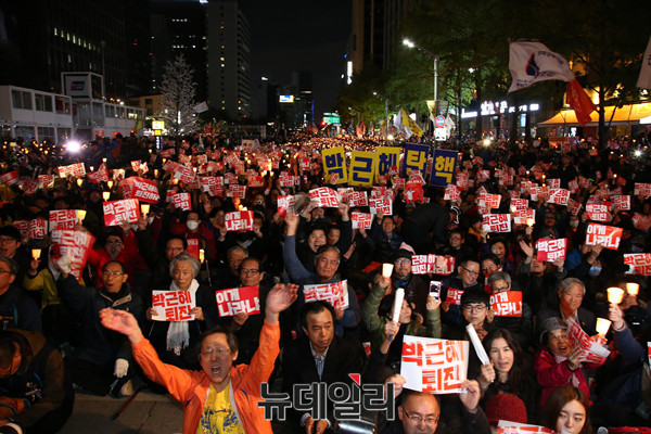 '모이자! 분노하자! 내려와라 박근혜' 촛불집회가 지난달 29일 오후 서울 종로구 청계광장에서 열린 가운데 시민들이 박근혜 대통령을 규탄하고 있다. ⓒ뉴데일리 DB