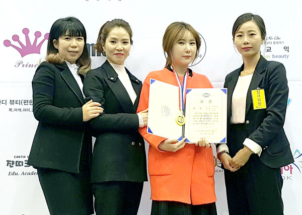 ▲ 영진사이버대학 뷰티케어학과는 지난 8일 대구 엑스코에서 개최된 ‘제30회 대구광역시장배 미용경기대회&K-뷰티페스티벌’에서 대회 출전자 전원이 금상을 차지했다. 사진은 금상을 수상자 박보현 학생(왼쪽서 세 번째)과 심사위원들이 기념촬영에 나선 모습.ⓒ영진사이버대 제공