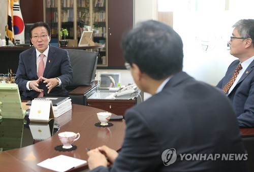 ▲ 민병희 강원도 교육감(사진 왼쪽)이 지난달 4일 어린이집 누리과정 예산편성과 관련해 입장을 전달하러 온 이영 교육부 차관 일행과 이야기를 나누고 있다. ⓒ연합뉴스