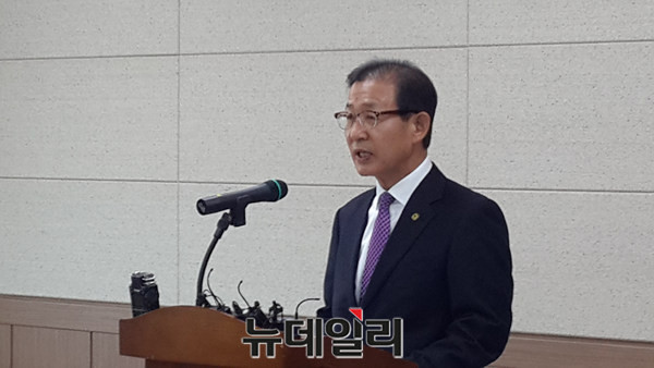 ▲ 충북도교육청 김규완 기획관이 10일 본청에서 내년도 예산 편성에 대해 설명하고 있다.ⓒ김종혁 기자