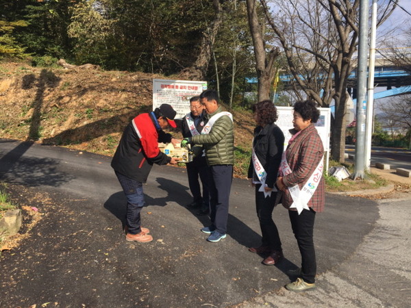 ▲ 마산합포구 가포동 정현섭 동장이 10일 관내 산불 감시 초소를 방문해 음료를 전달하며 산불감시원의 노고를 격려했다.ⓒ창원시 제공