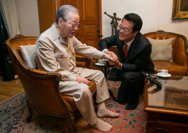 ▲ 김종필 전 국무총리와 새누리당 정진석 원내대표. ⓒ국회 사진공동취재단