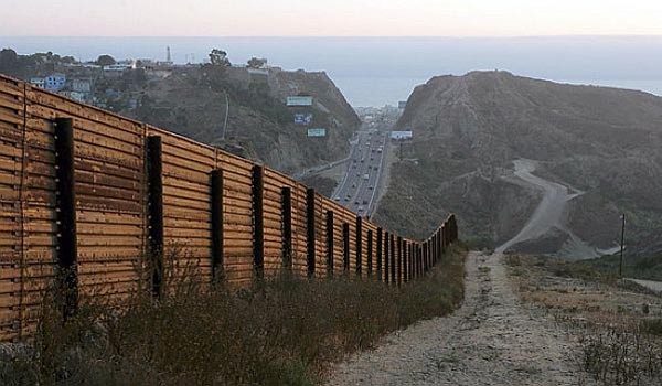 ▲ 미국과 멕시코 국경에 설치된 장벽. 예상과 달리 왼쪽이 멕시코, 오른쪽이 미국이다. ⓒ트렌드 업데이트 닷컴 화면캡쳐