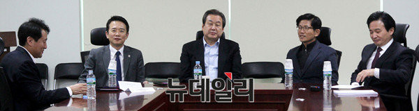 ▲ 비박계 의원들이 지난 1일 머리를 맞대고 '최순실 사태'수습 책을 논의하기 위해 의원회관에 모인 모습. 이날 유승민 의원은 참석하지 않았다. ⓒ뉴데일리 이종현 기자