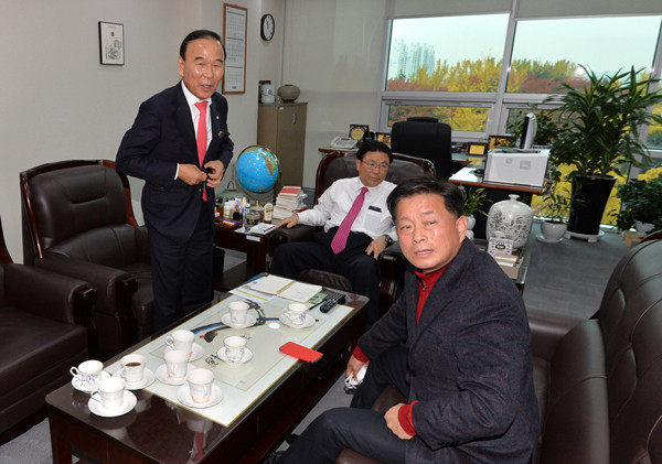 ▲ 새누리당 친박계 재선 의원들이 10일 당내 전체 재선 의원들을 공식적으로 소집키로 했다. 오는 13일 비박계 인사들의 회동이 예정돼 있어, 일종의 '맞불'을 놓은 것이 아니냐는 이야기가 나온다. ⓒ뉴시스 DB