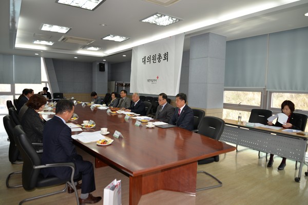 ▲ 10일 충북적십자사에서 열린 대의원총회 장면.ⓒ충북적십자사