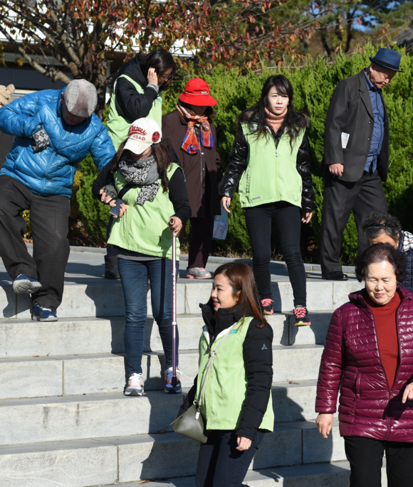 ▲ 10일 강화도에서 「농협유통과 함께하는 행복한 동행」행사가 진행되고 있는 가운데 하나로봉사단원과 재가 장애우와 어르신 60여명이 강화 평화전망대, 강화전쟁박물관 등을 관람했다. ⓒ농협유통