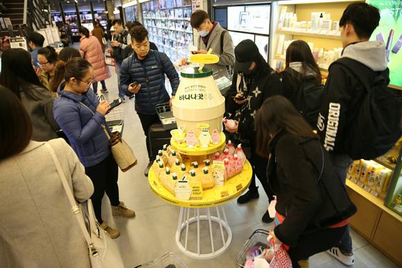 ▲ 올리브영 명동 프래그십스토어 매장에서 고객들이 바나나맛우유 화장품을 구경하고 있다. ⓒ김수경 기자