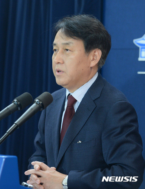 ▲ 정연국 청와대 대변인이 11일 오전 춘추관에서 세월호 사고 당일 박근혜 대통령은 정상적으로 집무를 보고, 7시간동안 성형시술을 받았다는 의혹은 유언비어라고 해명 하고 있다. ⓒ뉴시스