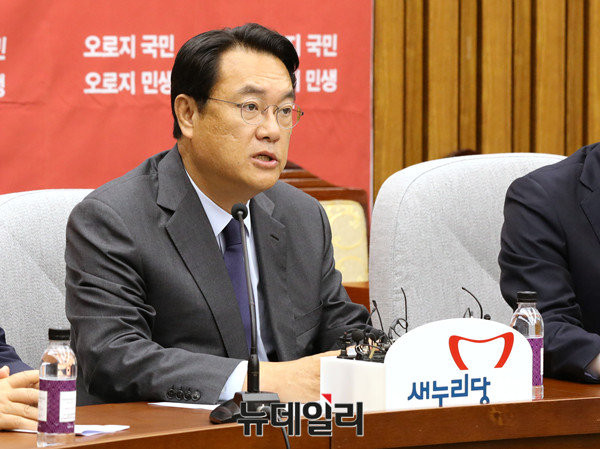 ▲ 새누리당 정진석 원내대표가 11일 원내대책회의에서 거국중립내각과 관련한 문재인 전 대표의 말 바꾸기를 비판했다. 사진과 달리 이날 원내대책 회의에서는 국민의당 당 색의 넥타이를 착용했다. ⓒ뉴데일리 이종현 기자