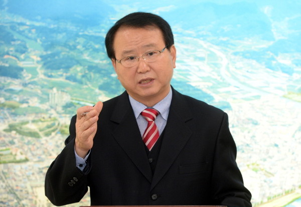 ▲ 11일 양동인 거창군수가 법조타운 내 구치소 이전과 관련한 브리핑을 하고 있는 모습.ⓒ거창군 제공