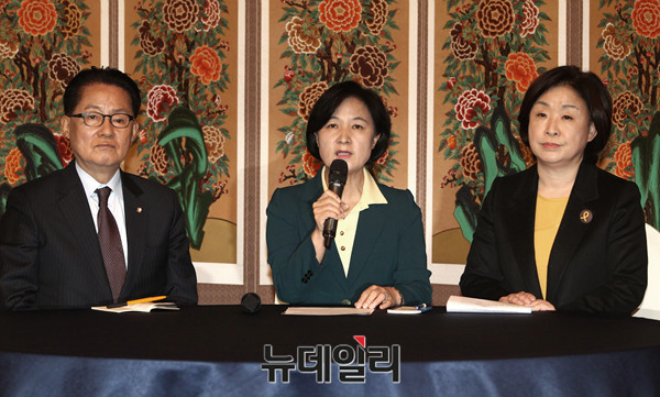 ▲ 더불어민주당 추미애 대표(가운데) 국민의당 박지원 비상대책위원장(왼쪽), 정의당 심상정 대표가 9일 오전 국회 사랑재에서 야3당 대표 회담을 갖고 있다.ⓒ뉴데일리 이종현 기자