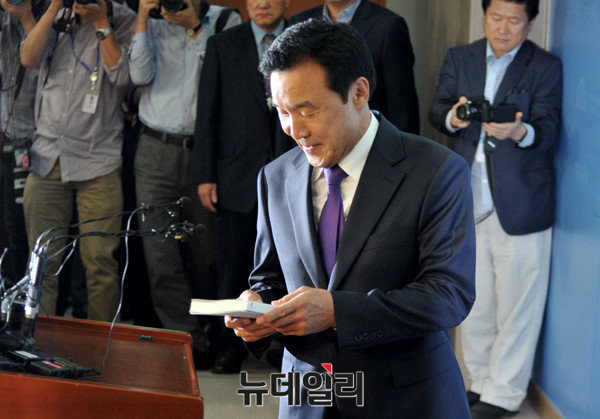 ▲ 한국갤럽의 11월 차기 정치 지도자 선호도 정례조사에서 6%로 급상승하며 상위 8인 명단에 화려하게 복귀한 손학규 전 대표(사진)가 웃음을 감추지 못하고 있다. ⓒ뉴데일리 이종현 기자