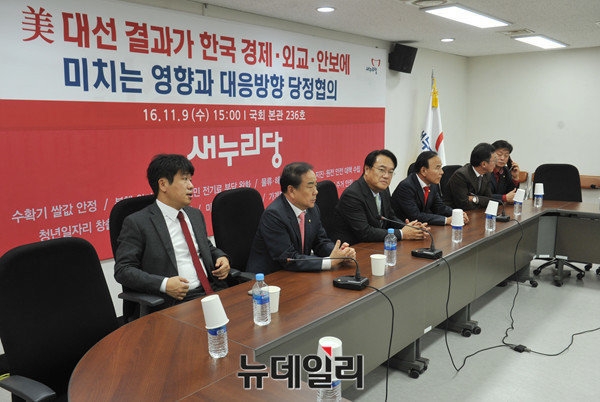 ▲ 새누리장 재선의원들이 모인 모습. 이날 정진석 원내대표는 회의를 초선의원들의 회의실과 재선의원들의 회의실을 바삐 오가며 회의를 주재했다. 이날 회의는 재선 의원, 초선의원들의 요구에 따라 이뤄진 것으로 알려졌다. ⓒ뉴데일리 이종현 기자