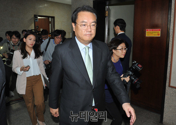 ▲ 새누리당 정진석 원내대표는 이날 원내대표 회의실과 정책위 회의실을 바삐 오갔다. 초선의원과 재선의원들의 논의를 하나로 모으기 위함이었다. ⓒ뉴데일리 이종현 기자